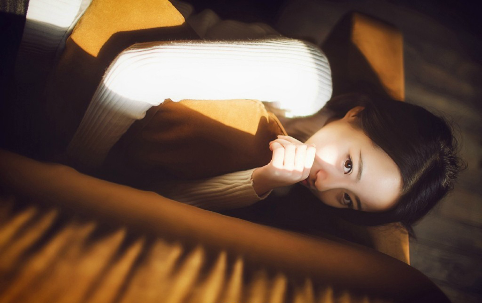 “夫君当以国事为重，妾身怎敢相怪？夫君且先休息，妾身先告退了。”美妇微笑着摇头道。